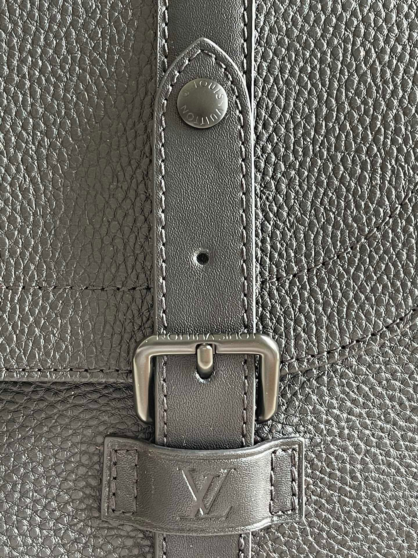 l**is V*t*n christopher messenger bag