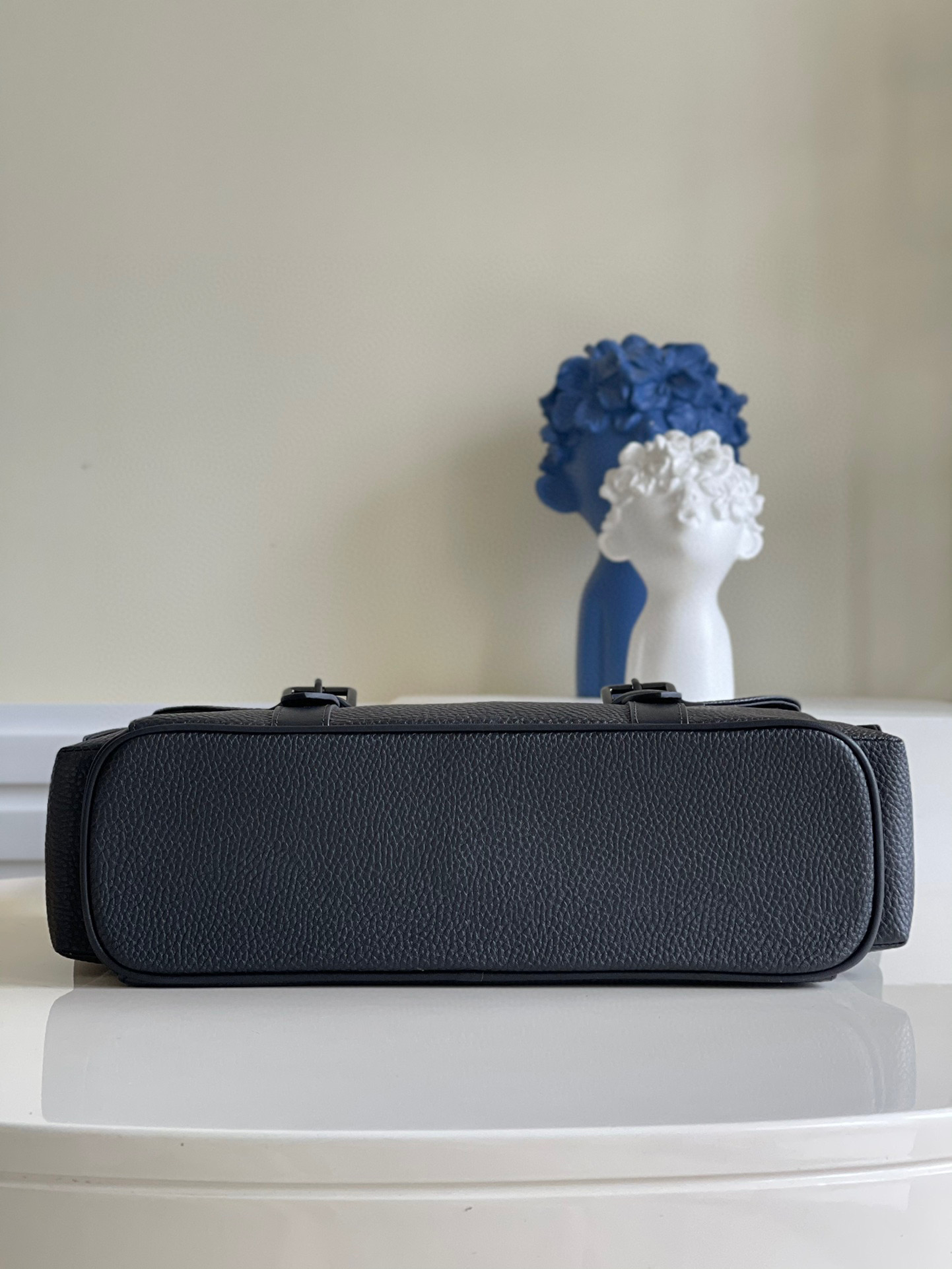 l**is V*t*n christopher messenger bag