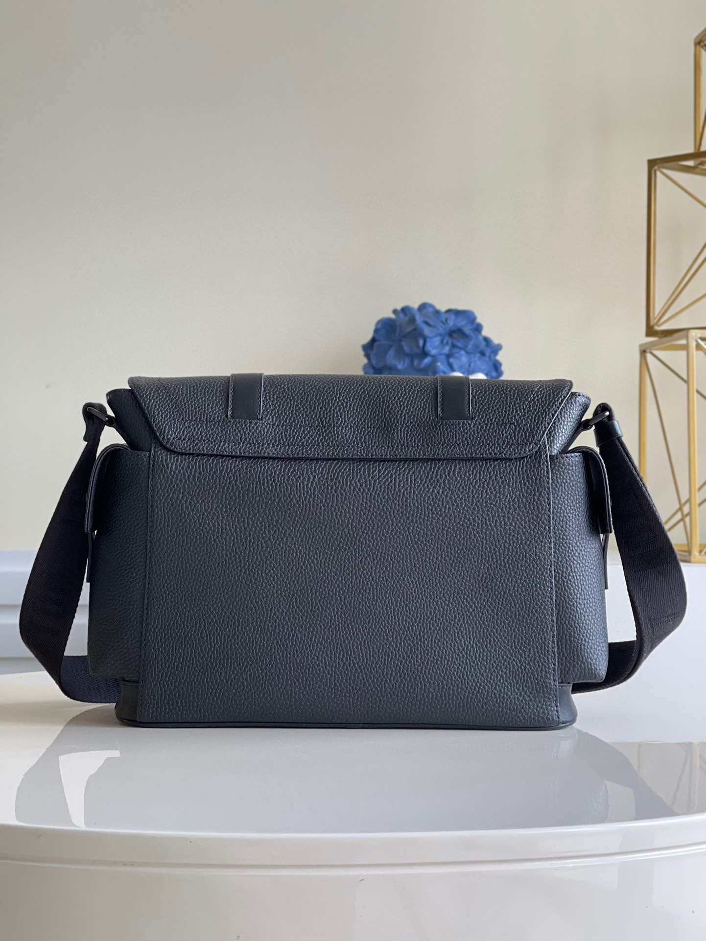 l**is V*t*n christopher messenger bag