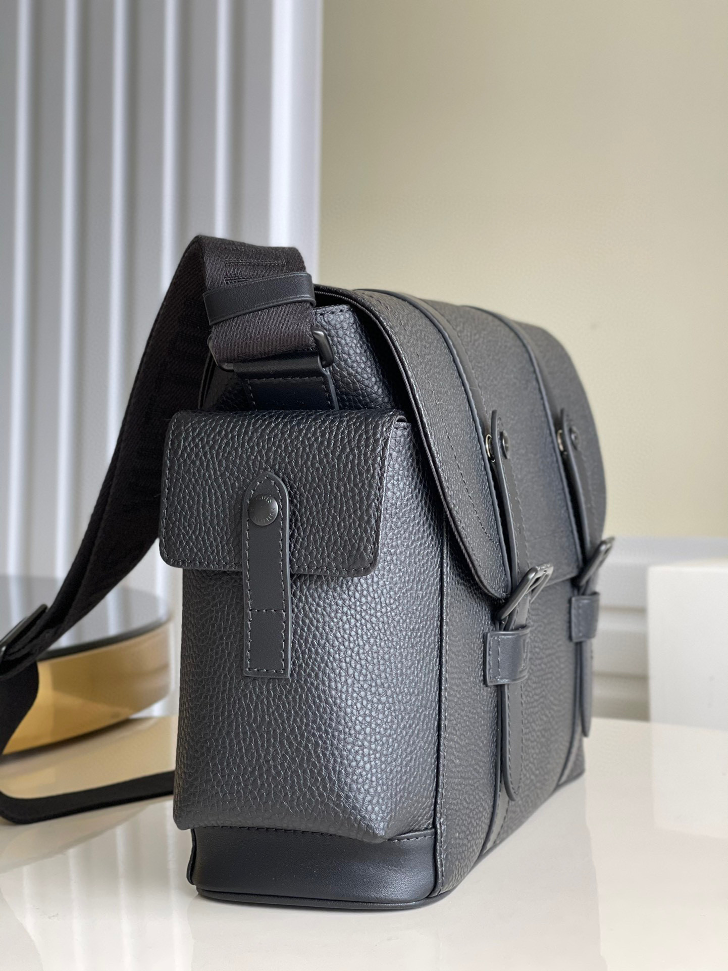 l**is V*t*n christopher messenger bag