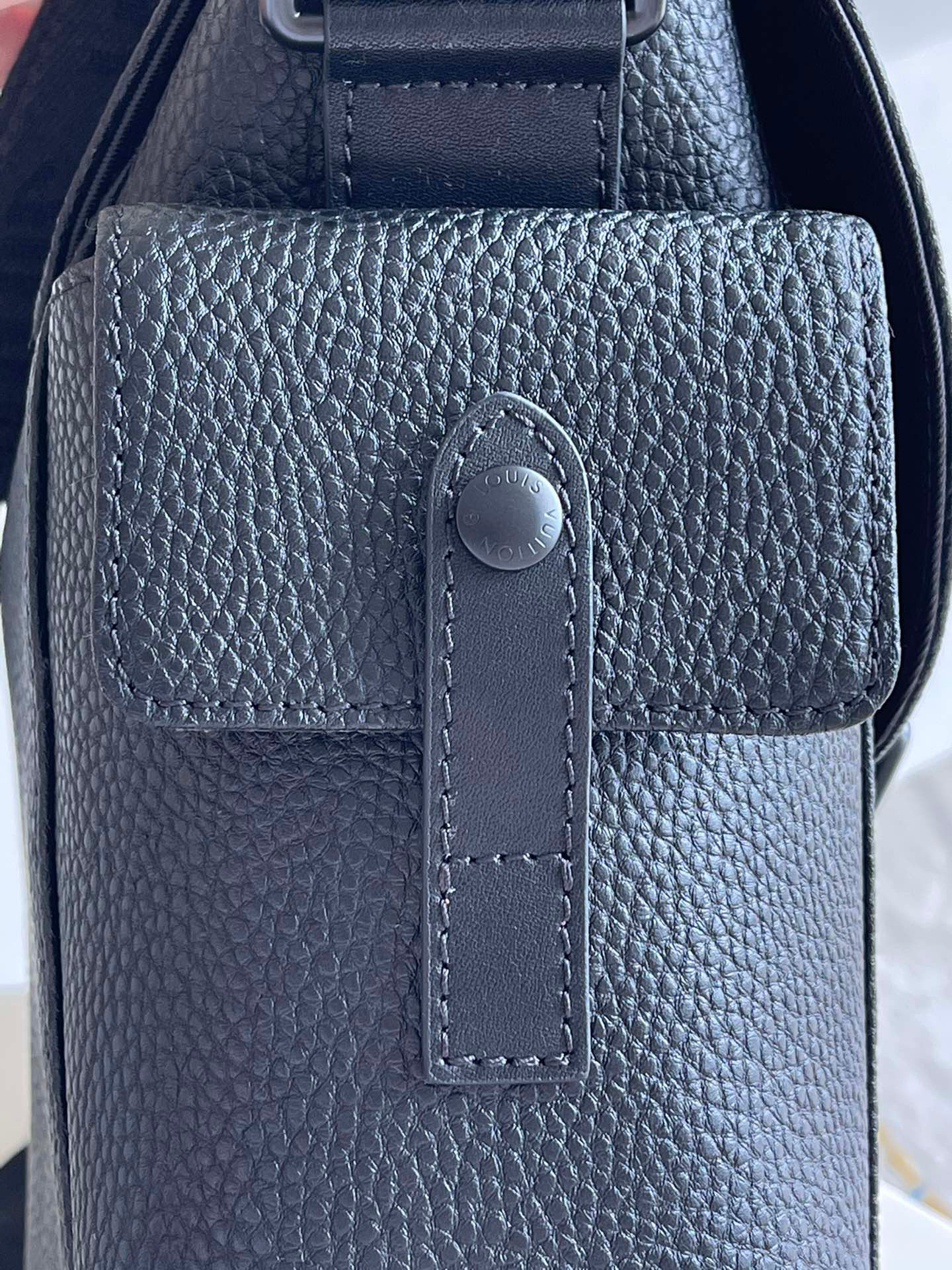 l**is V*t*n christopher messenger bag