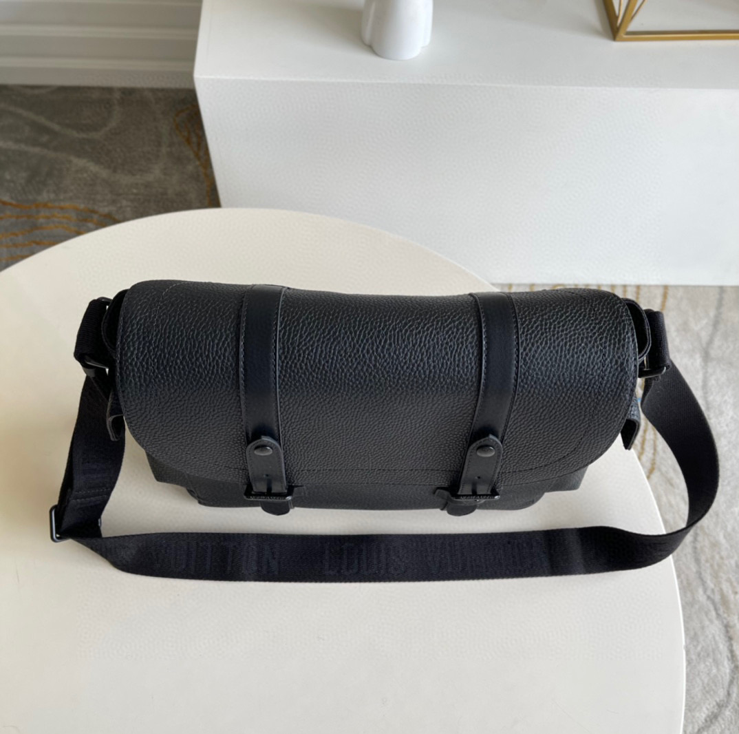 l**is V*t*n christopher messenger bag