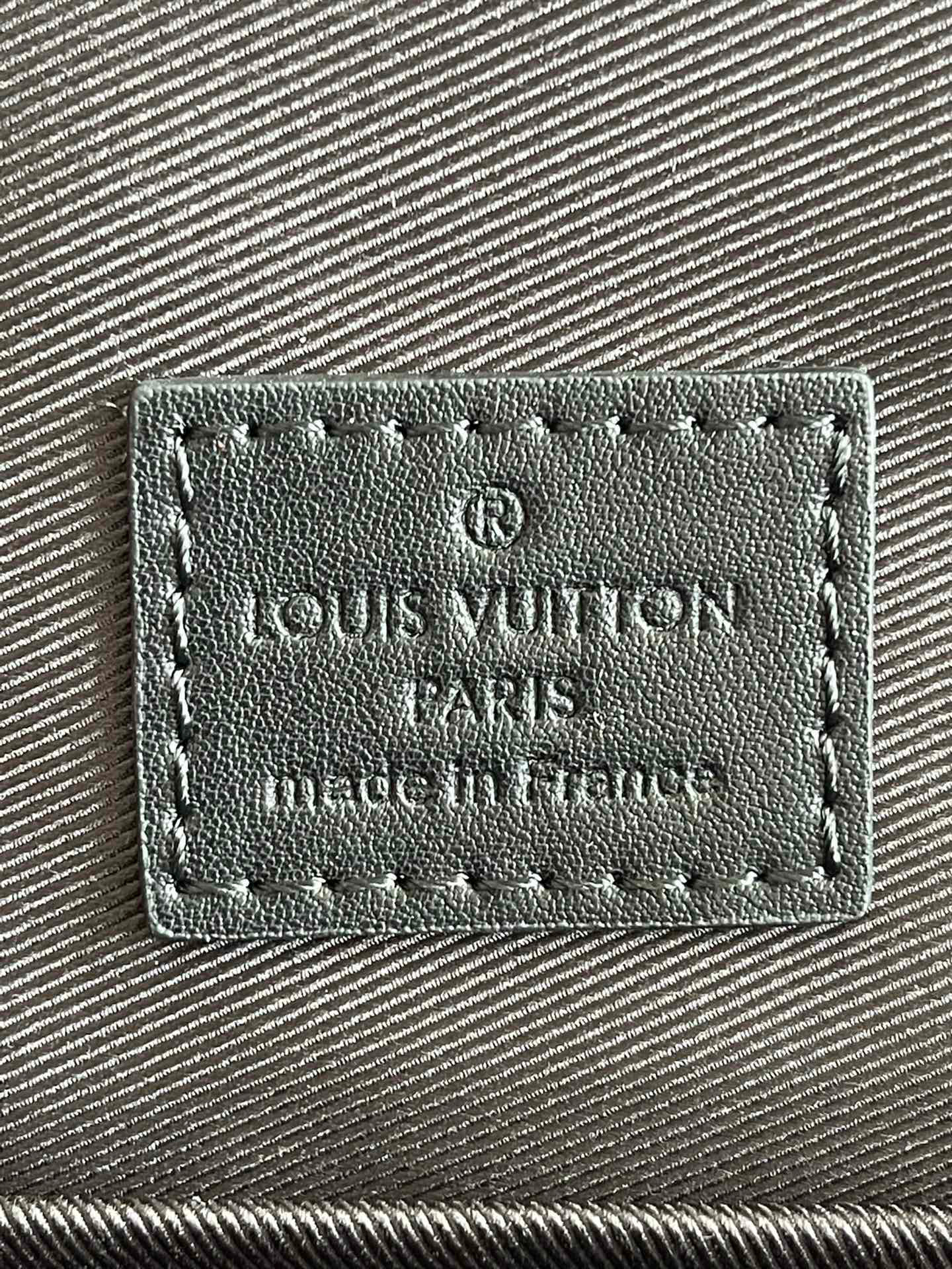 l**is V*t*n christopher messenger bag