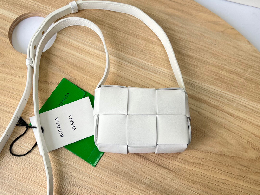 bo*te*ga Ve*ne*ta cassette mini