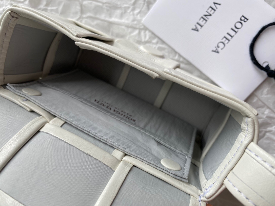 bo*te*ga Ve*ne*ta cassette mini