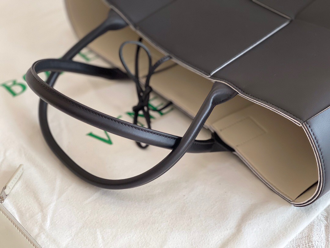 bo*te*ga Ve*ne*ta bv medium arco tote bag