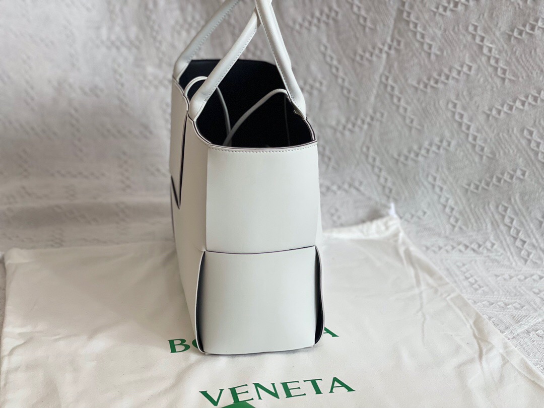 bo*te*ga Ve*ne*ta bv medium arco tote bag