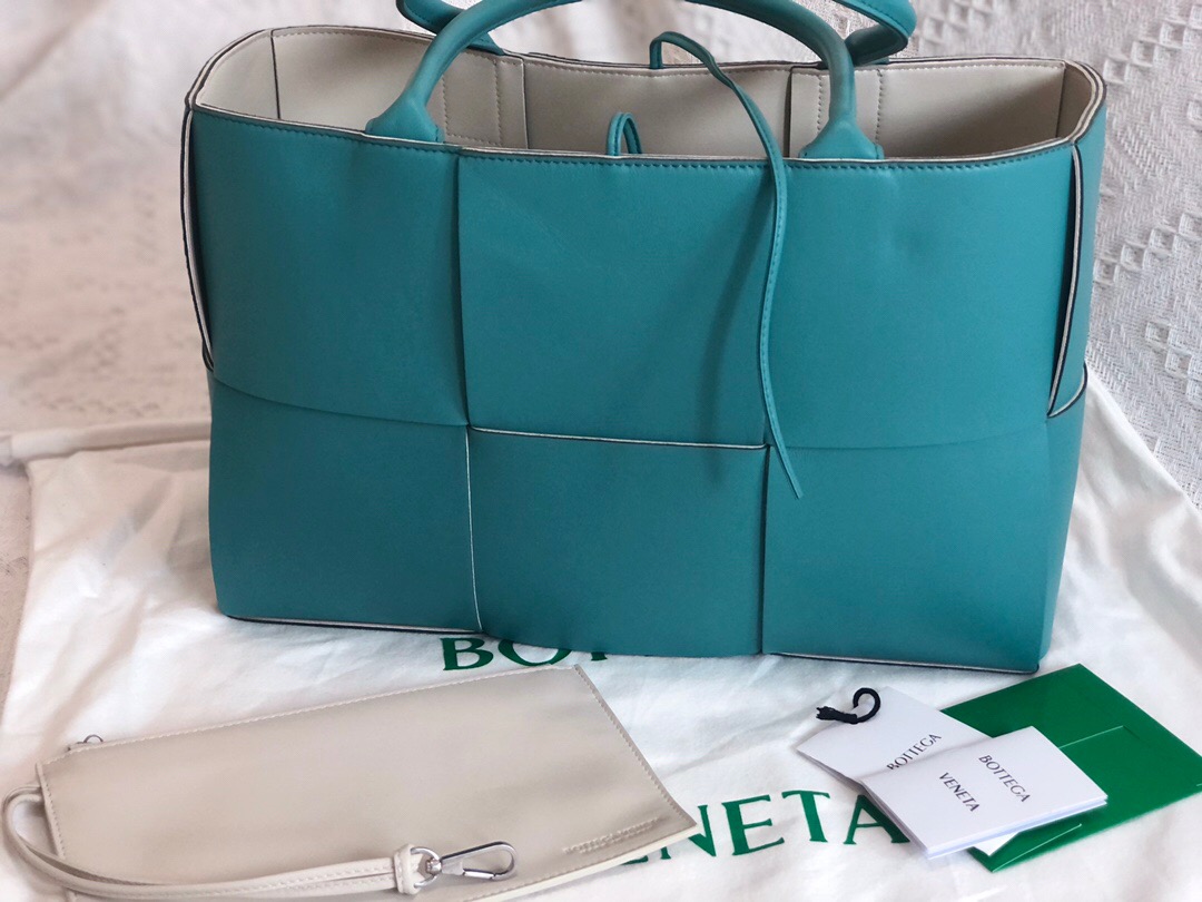 bo*te*ga Ve*ne*ta bv medium arco tote bag