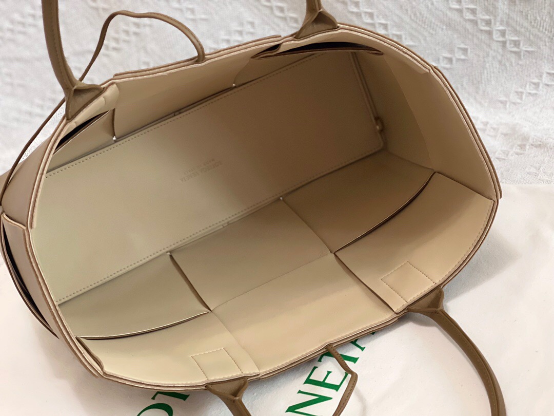 bo*te*ga Ve*ne*ta bv medium arco tote bag