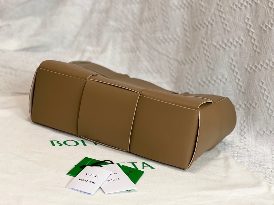 bo*te*ga Ve*ne*ta bv medium arco tote bag