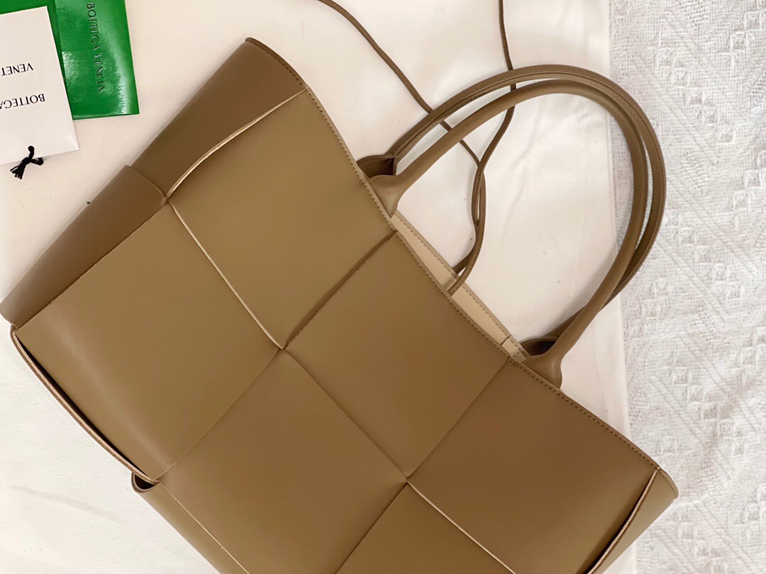 bo*te*ga Ve*ne*ta bv medium arco tote bag