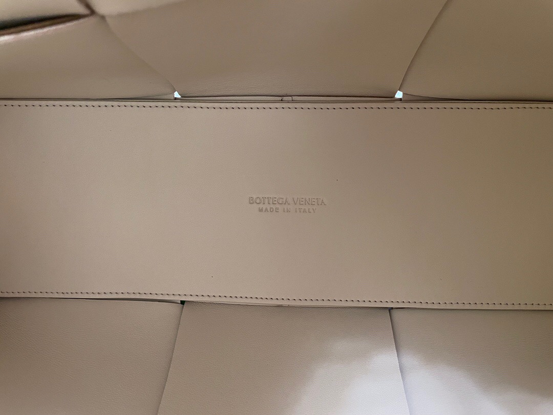 bo*te*ga Ve*ne*ta bv medium arco tote bag