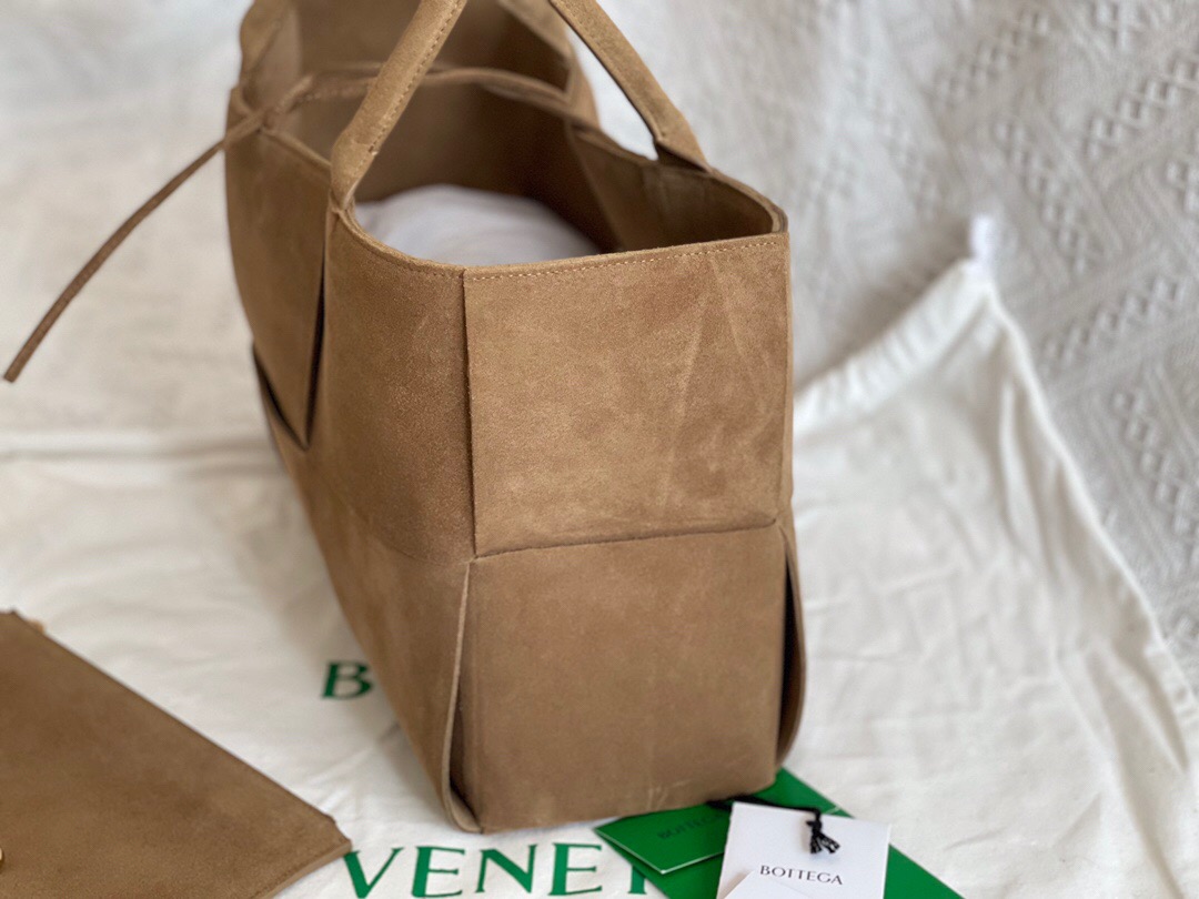 bo*te*ga Ve*ne*ta bv medium arco tote bag