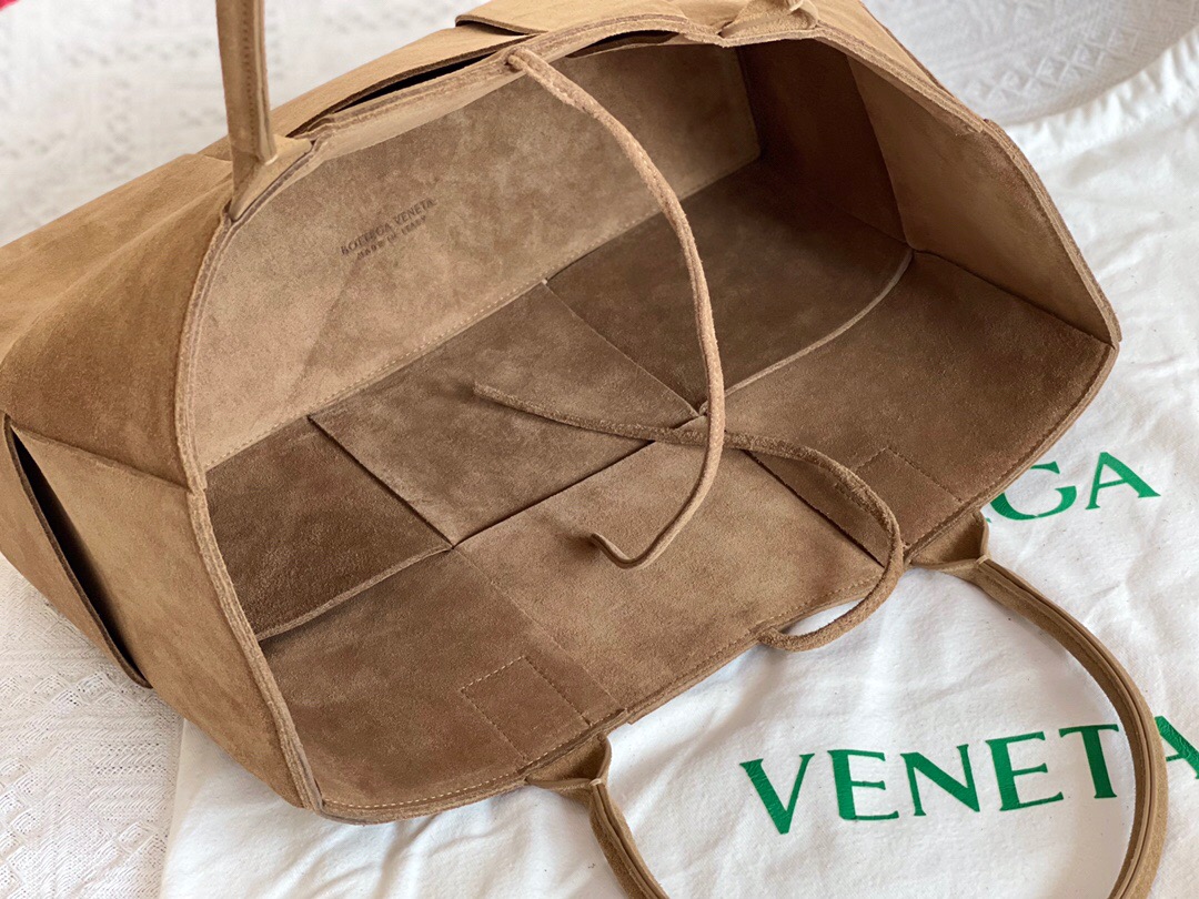 bo*te*ga Ve*ne*ta bv medium arco tote bag