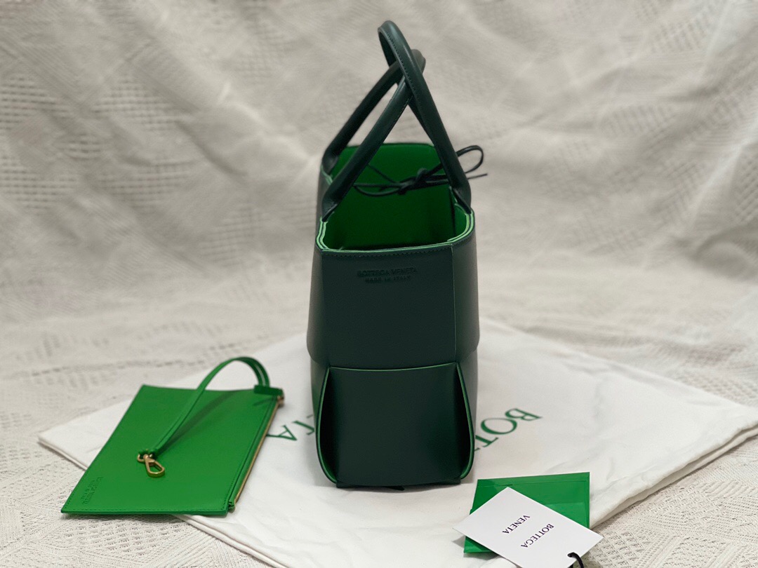 bo*te*ga Ve*ne*ta arco tote