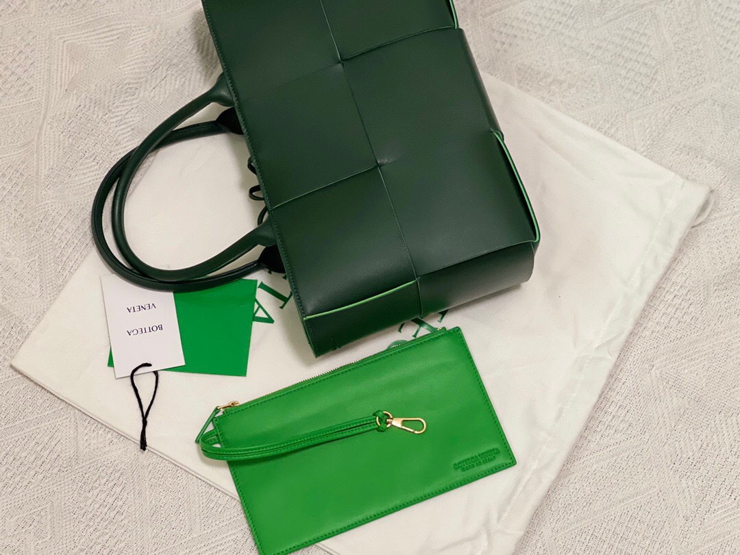 bo*te*ga Ve*ne*ta arco tote