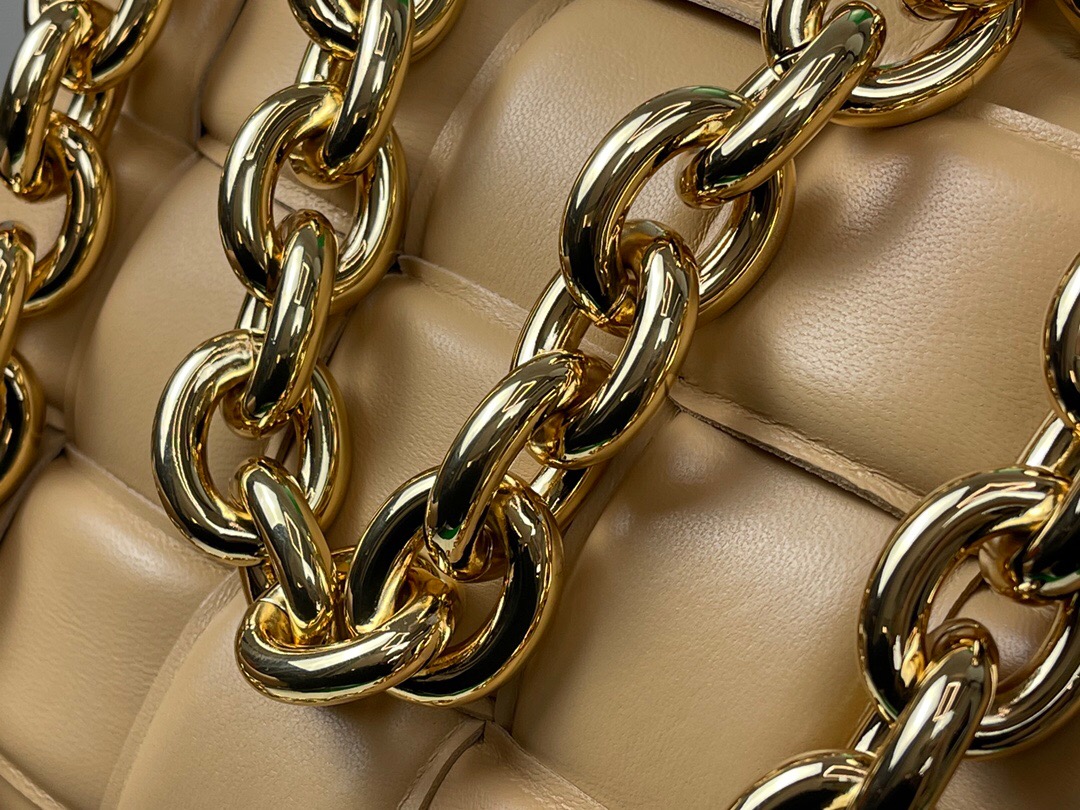 bo*te*ga Ve*ne*ta the chain cassette