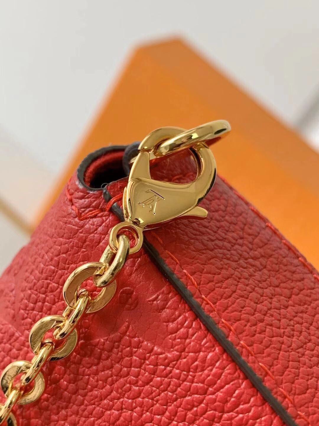 l**is V*t*n pochette felicie