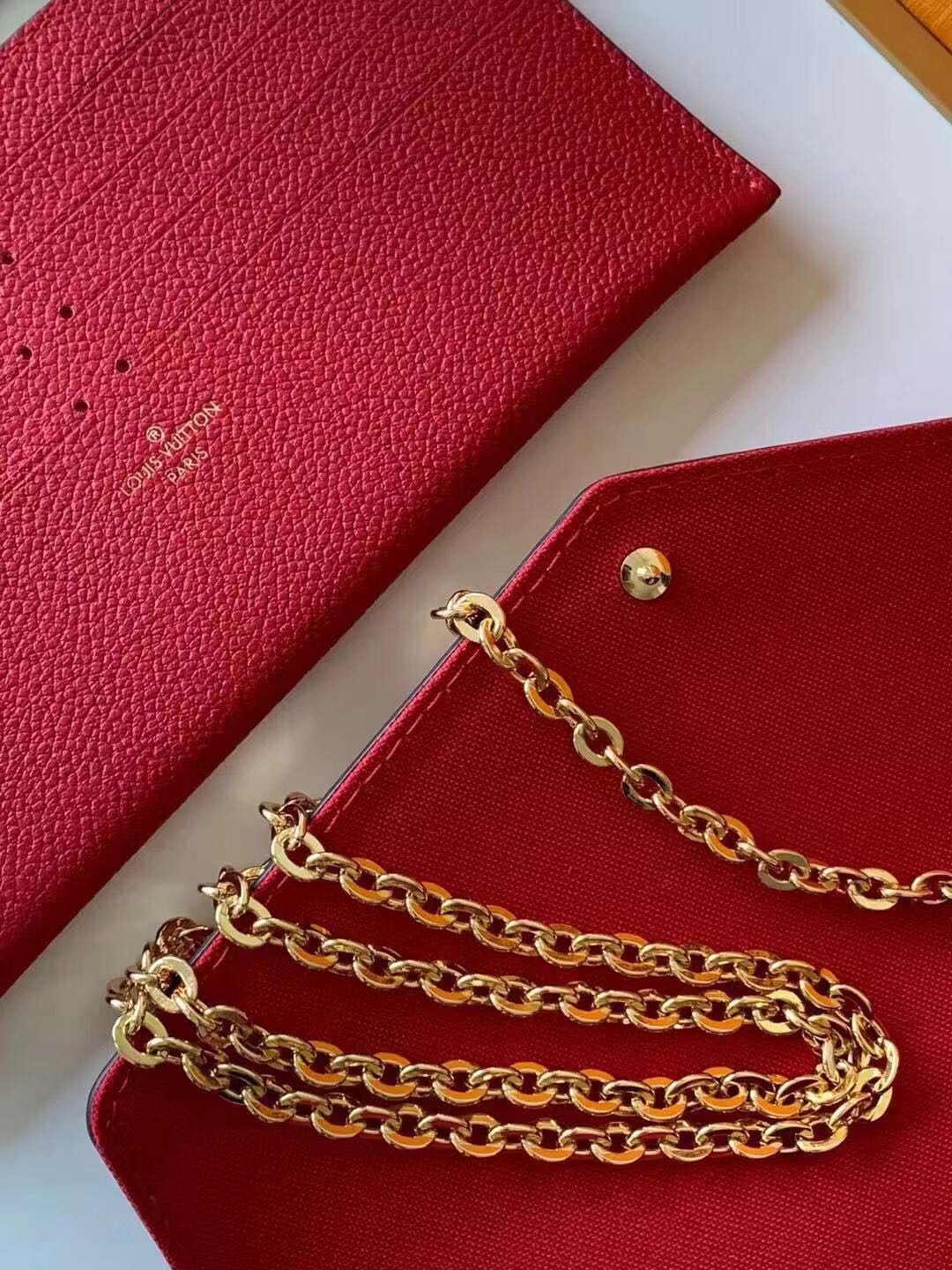 l**is V*t*n pochette felicie