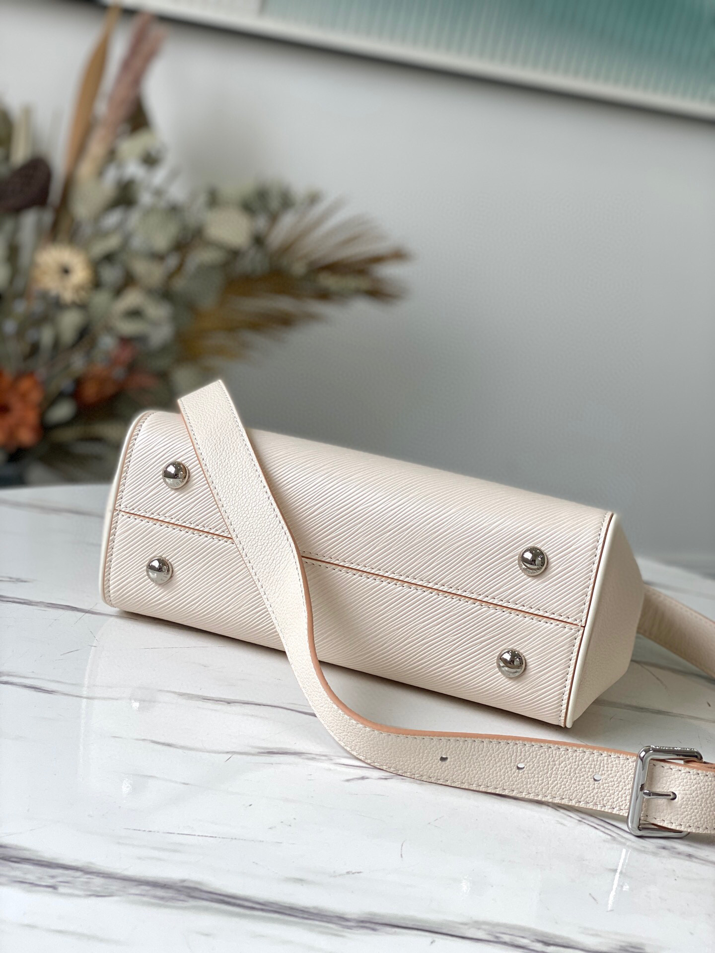 l**is V*t*n grenelle tote