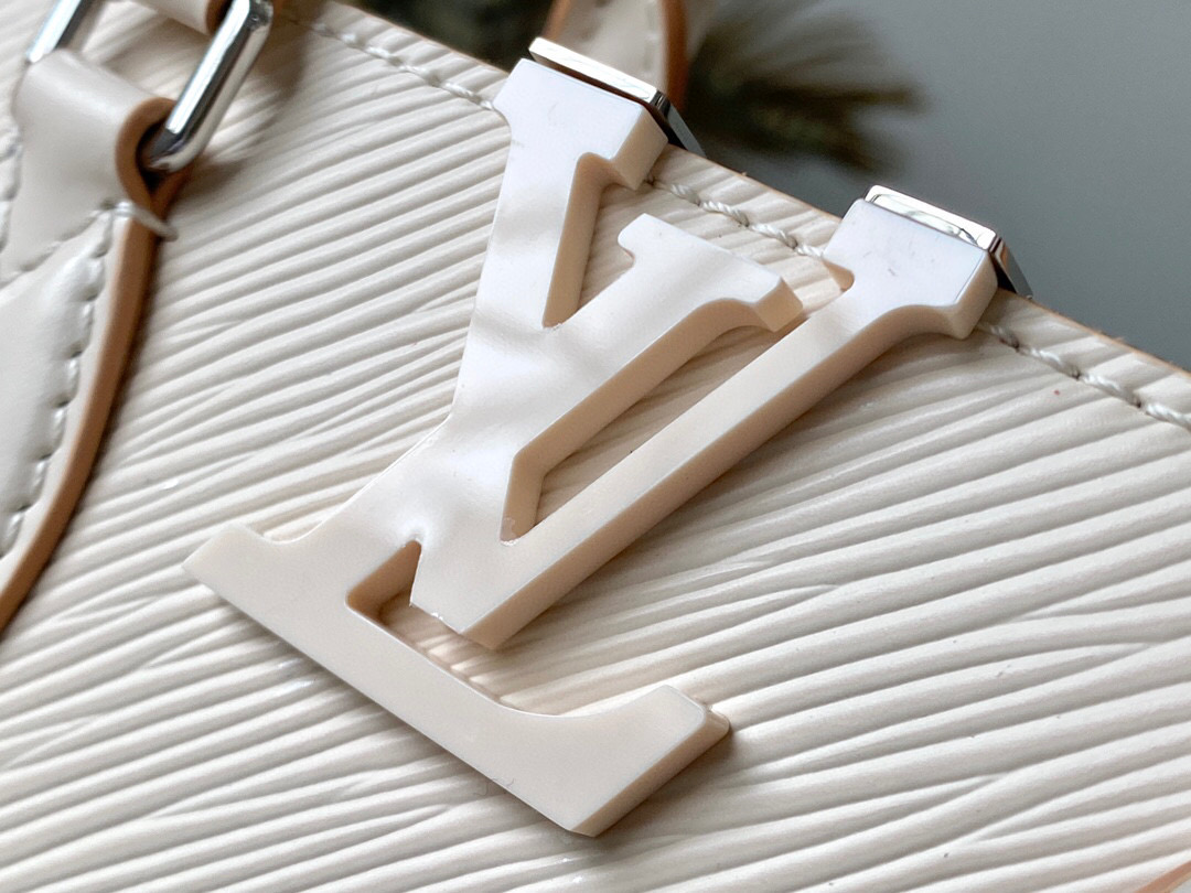 l**is V*t*n grenelle tote