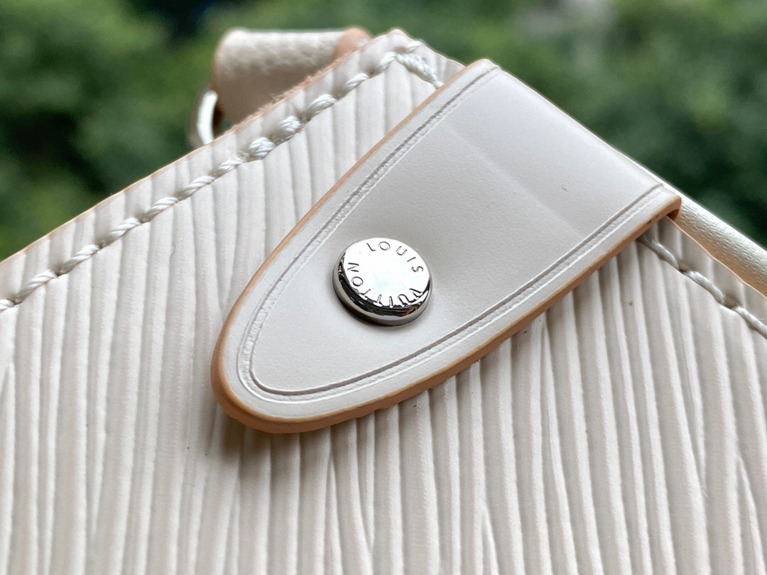 l**is V*t*n grenelle tote