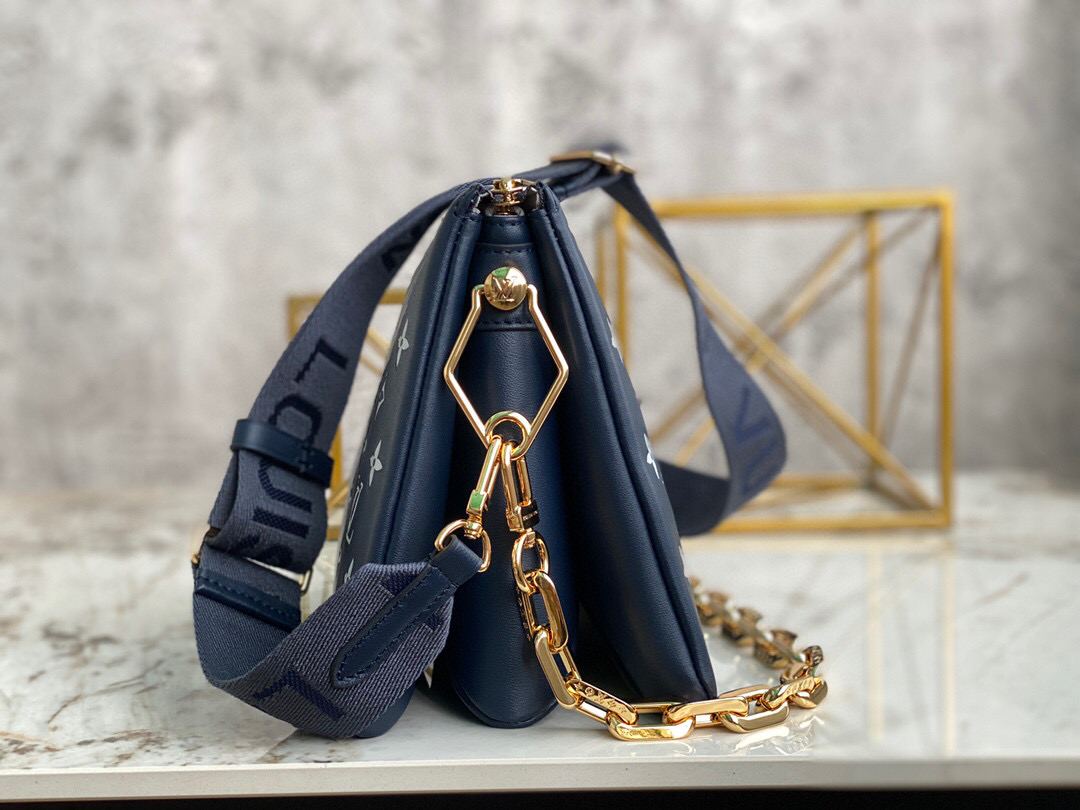 l**is V*t*n coussin navy blue