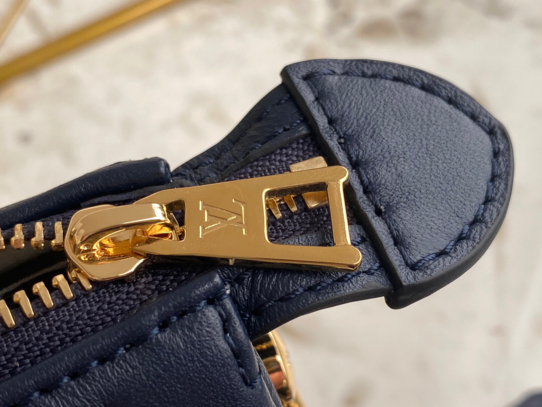 l**is V*t*n coussin navy blue