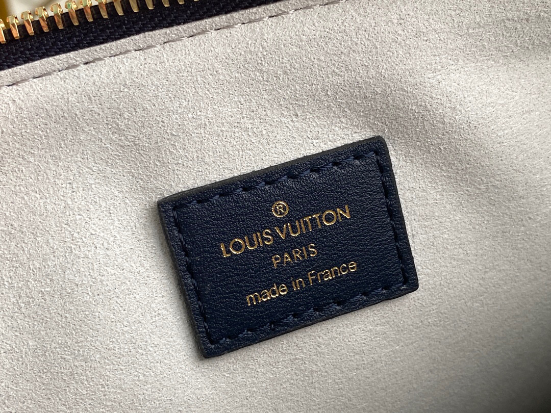 l**is V*t*n coussin navy blue