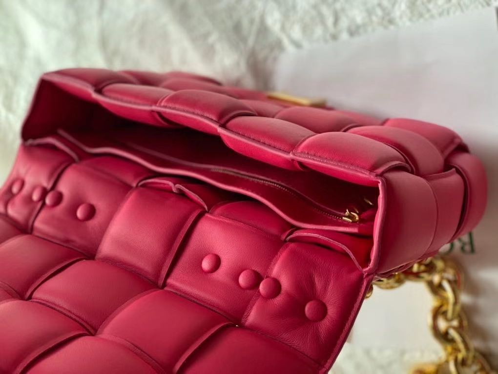 bo*te*ga Ve*ne*ta the chain cassette