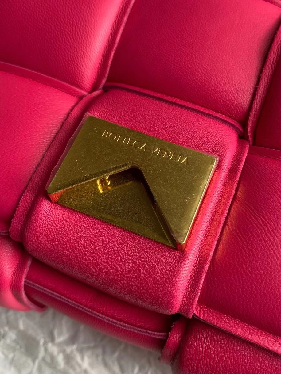 bo*te*ga Ve*ne*ta the chain cassette