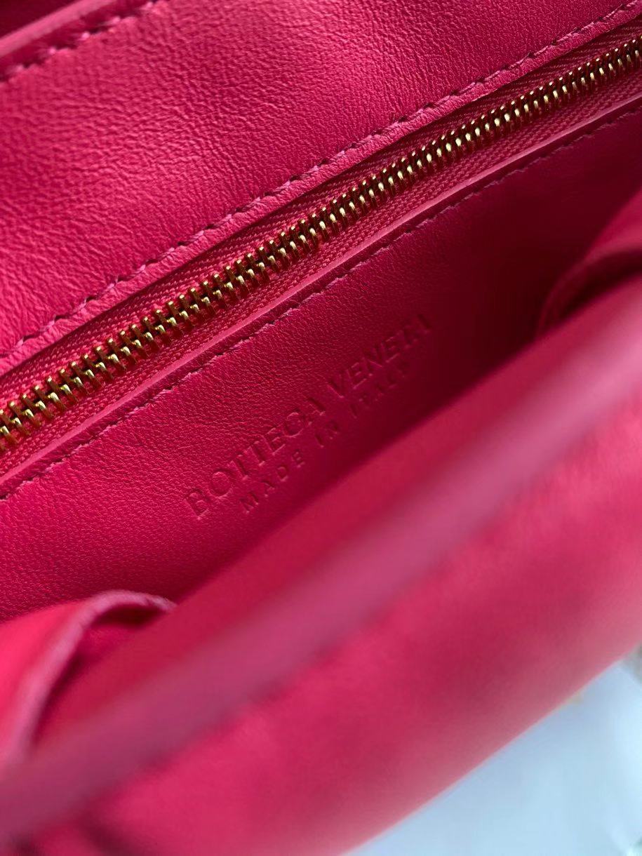 bo*te*ga Ve*ne*ta the chain cassette