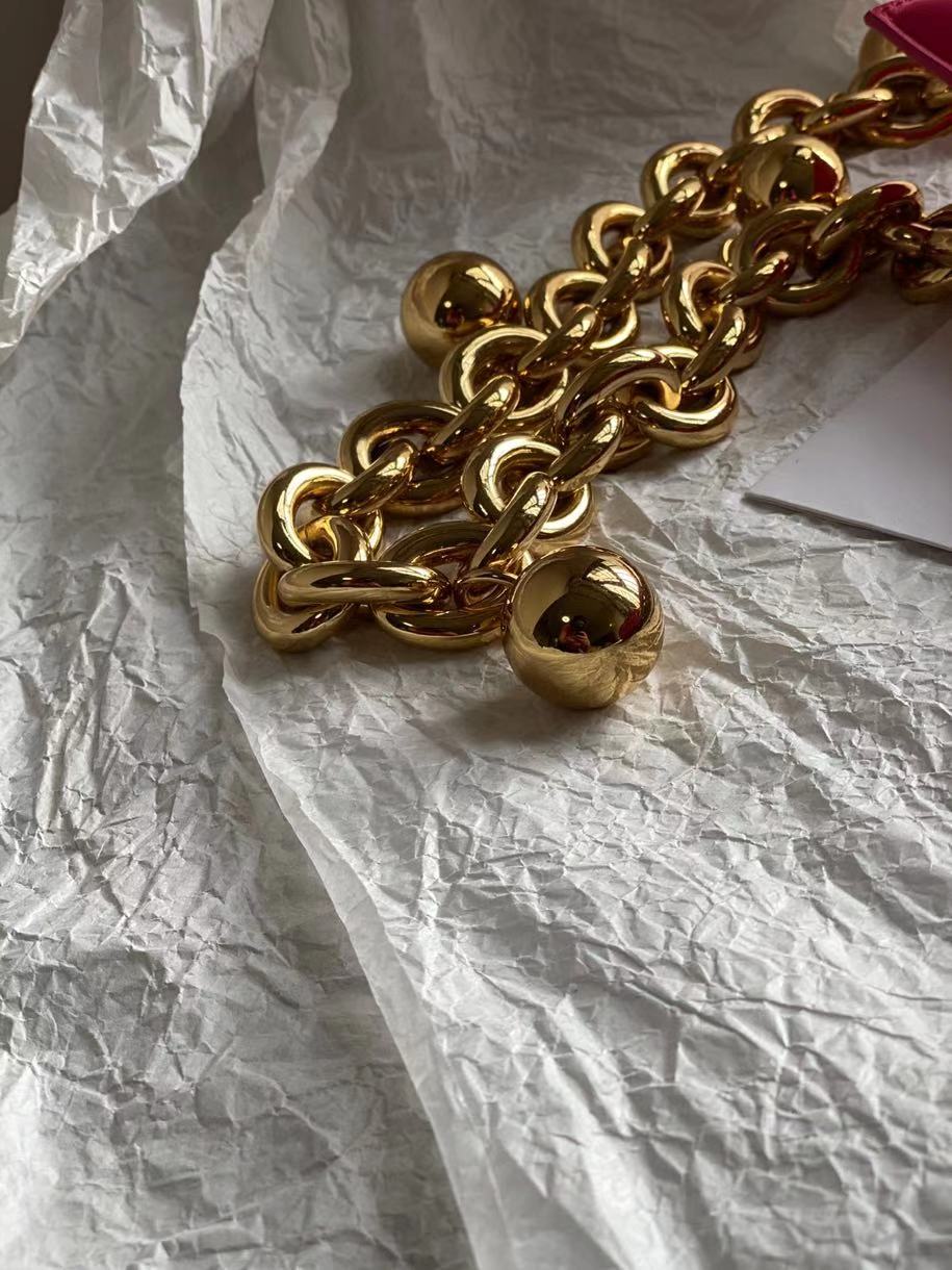 bo*te*ga Ve*ne*ta the chain cassette