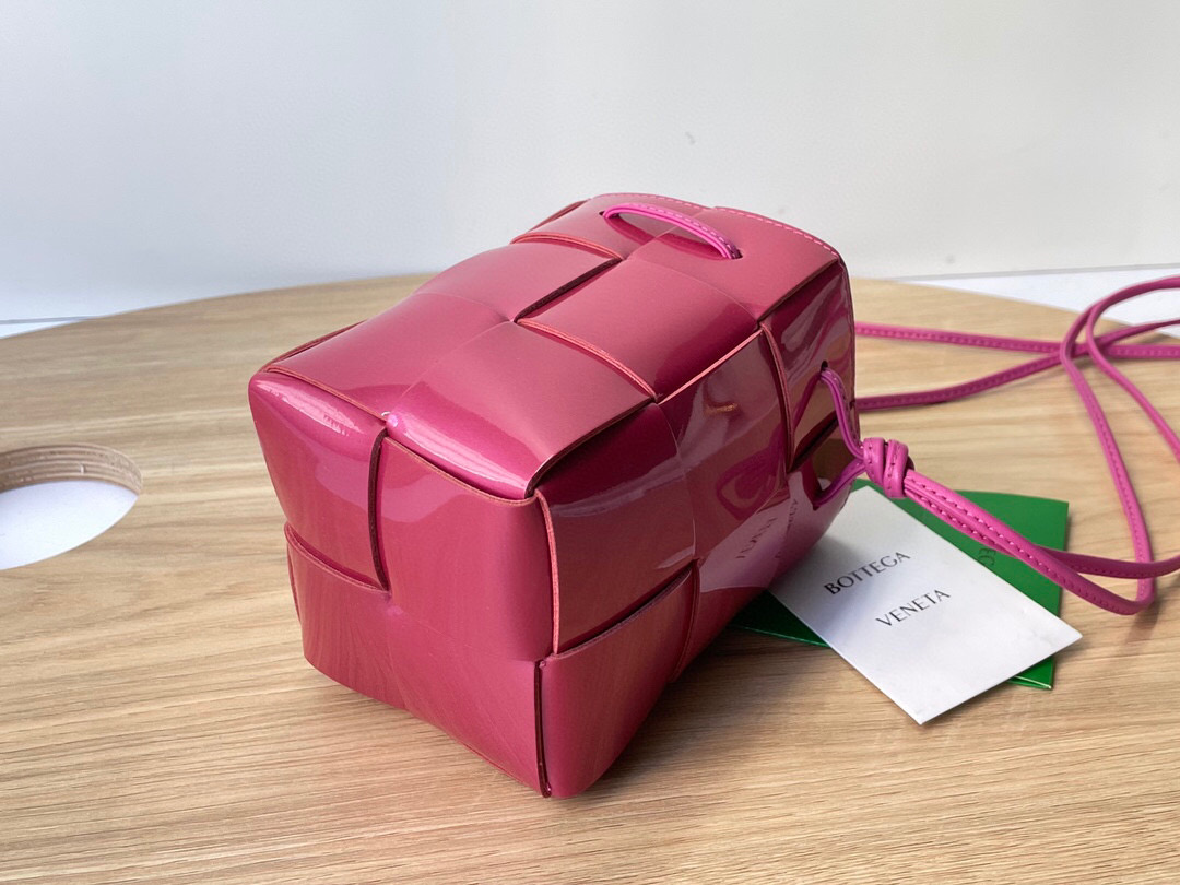 bo*te*ga Ve*ne*ta bucket