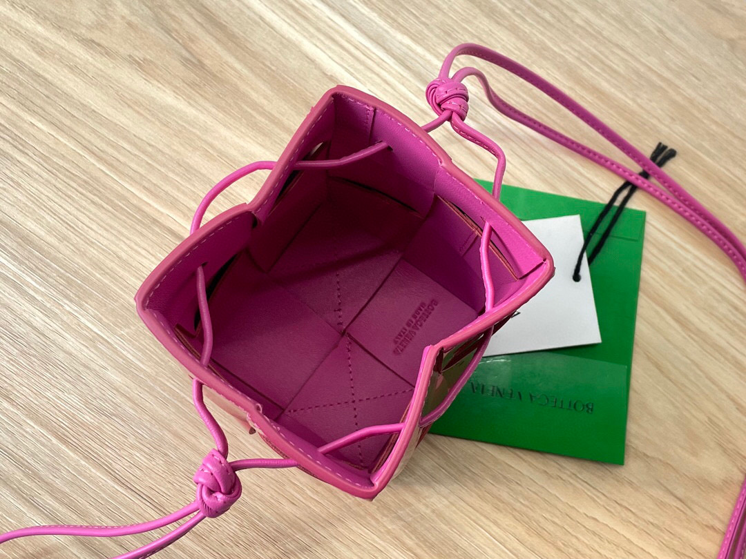 bo*te*ga Ve*ne*ta bucket