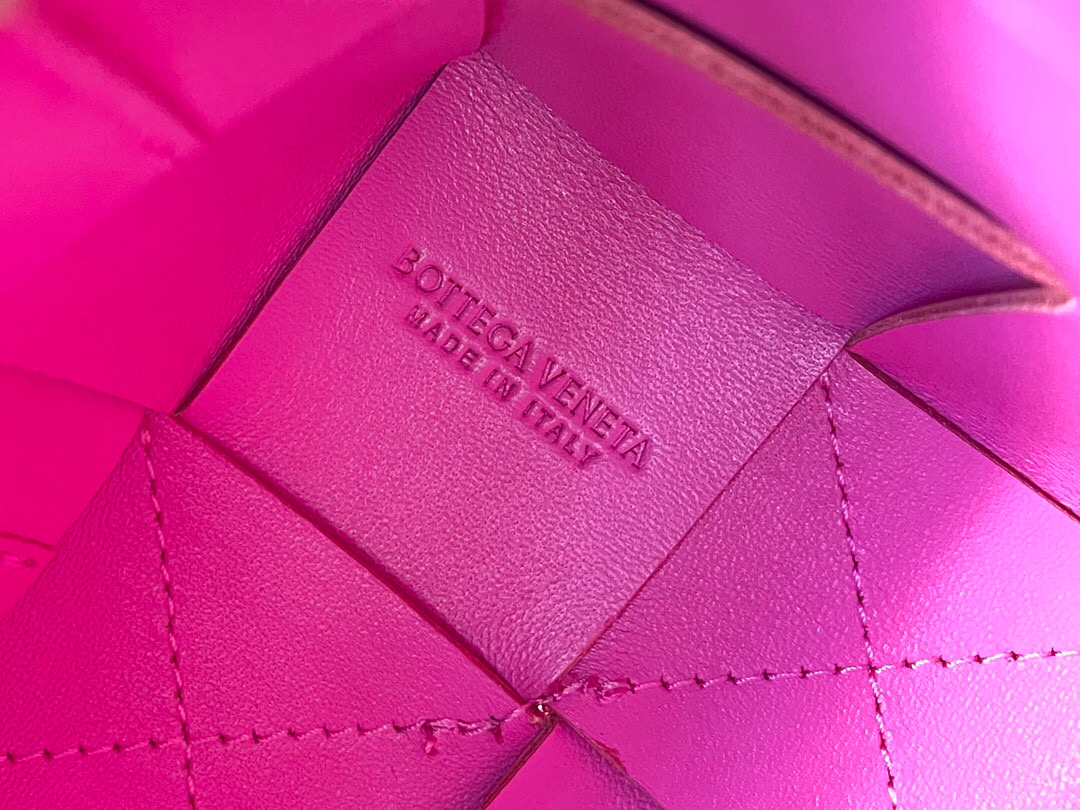 bo*te*ga Ve*ne*ta bucket