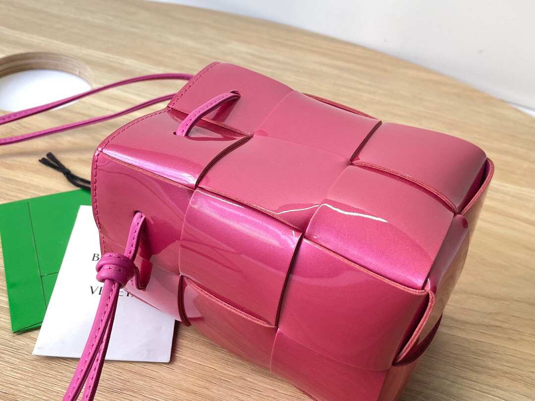 bo*te*ga Ve*ne*ta bucket