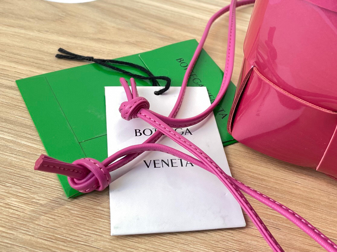 bo*te*ga Ve*ne*ta bucket