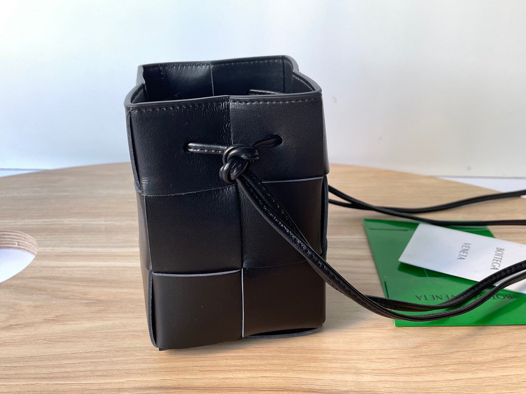 bo*te*ga Ve*ne*ta bucket