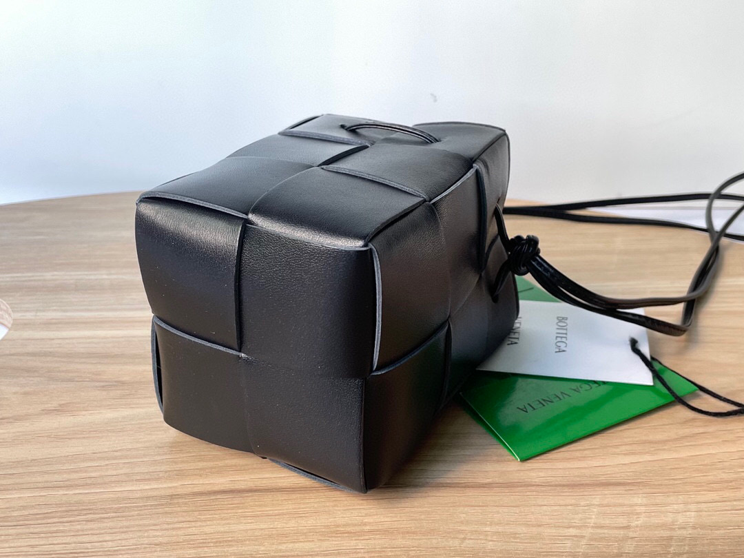 bo*te*ga Ve*ne*ta bucket