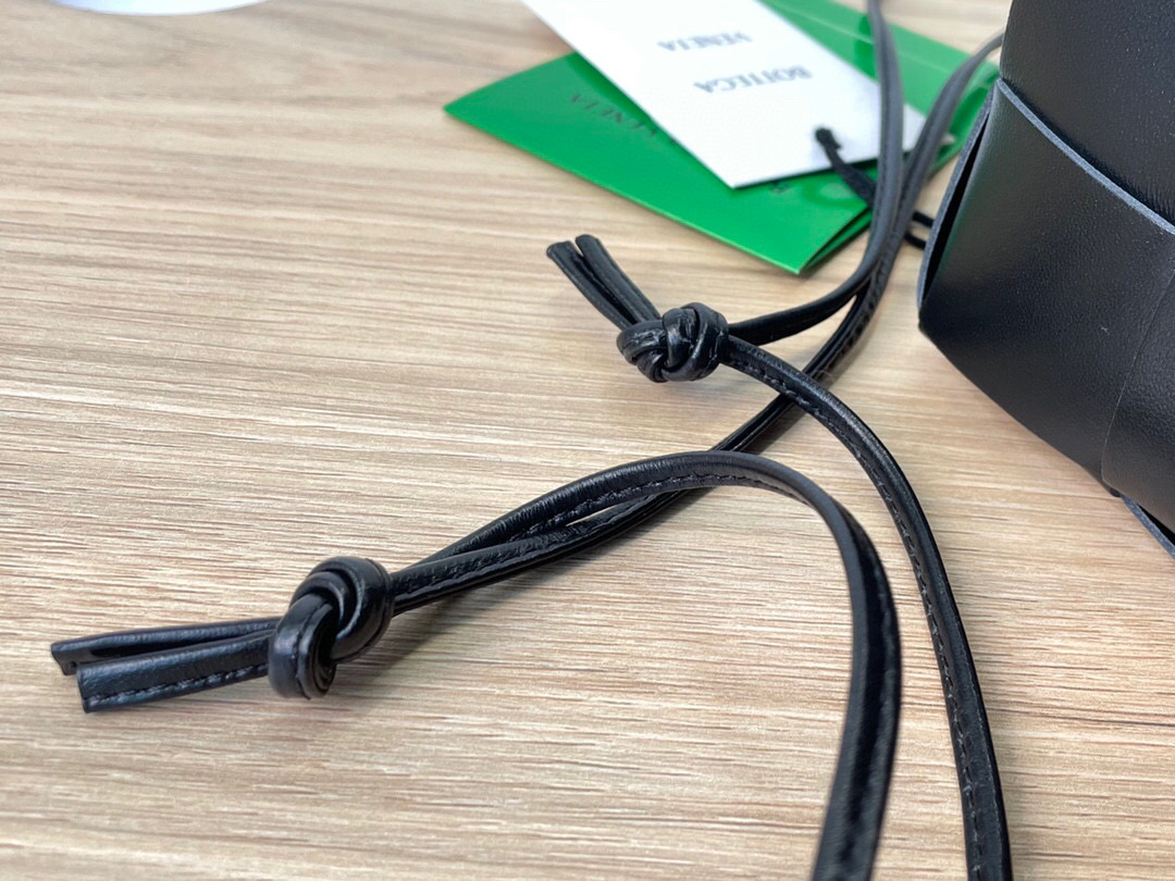 bo*te*ga Ve*ne*ta bucket