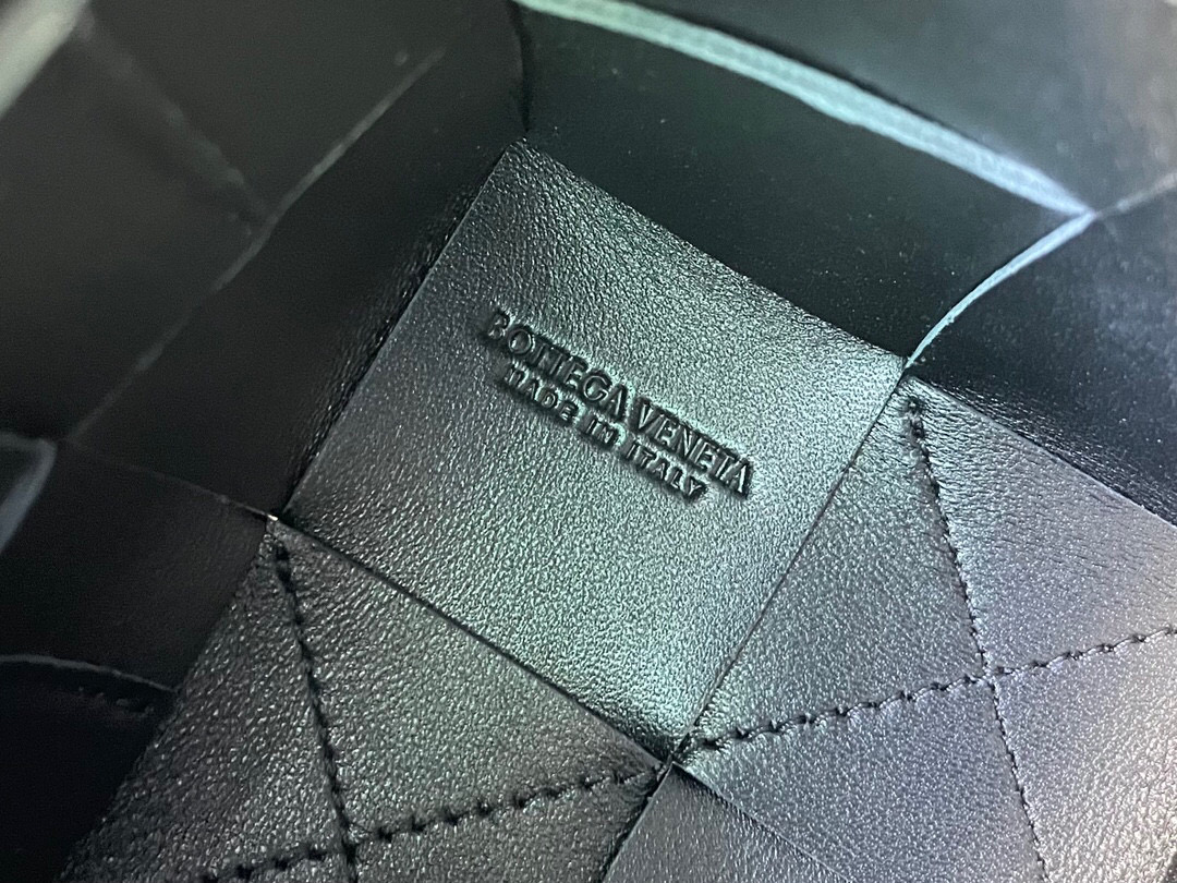 bo*te*ga Ve*ne*ta bucket