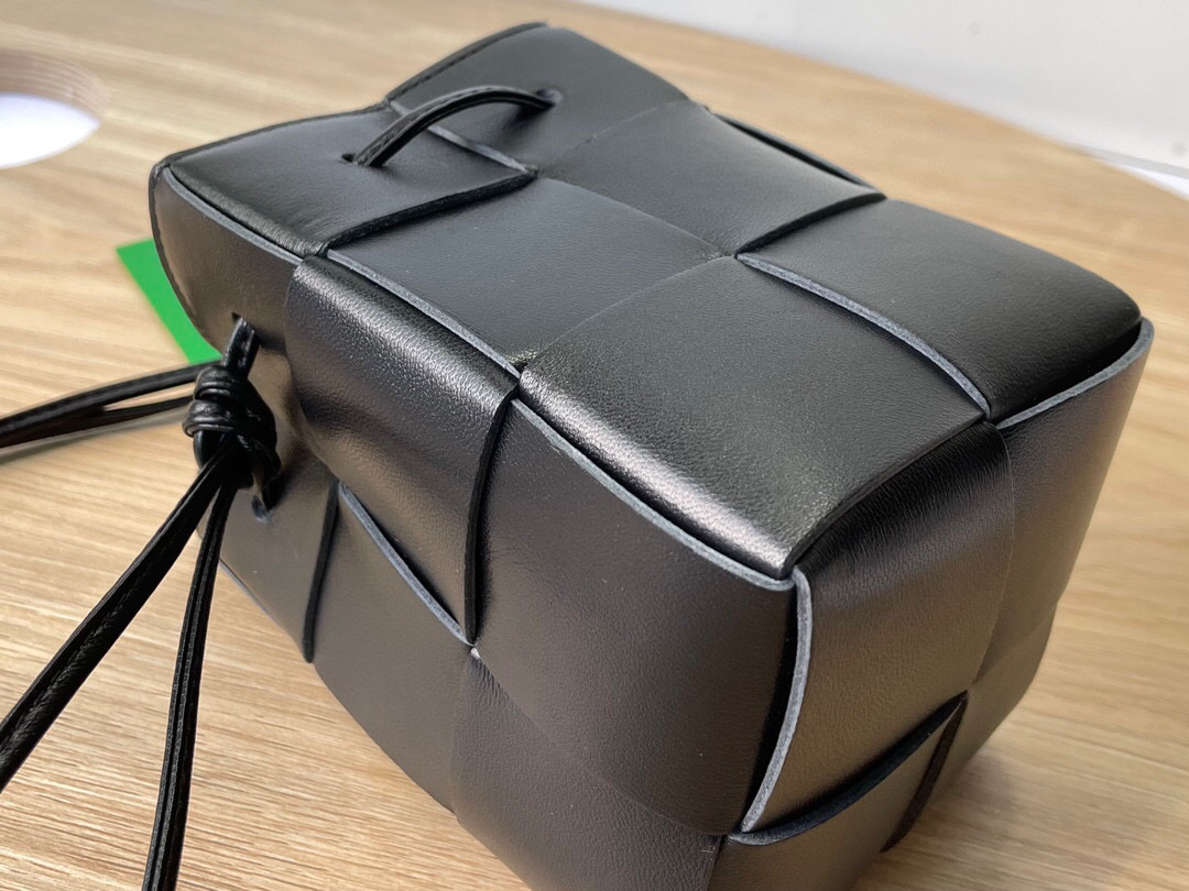 bo*te*ga Ve*ne*ta bucket