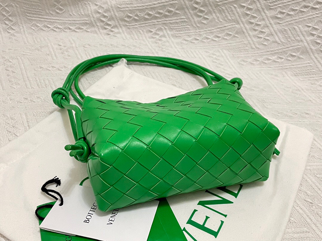 bo*te*ga Ve*ne*ta shoulder bags