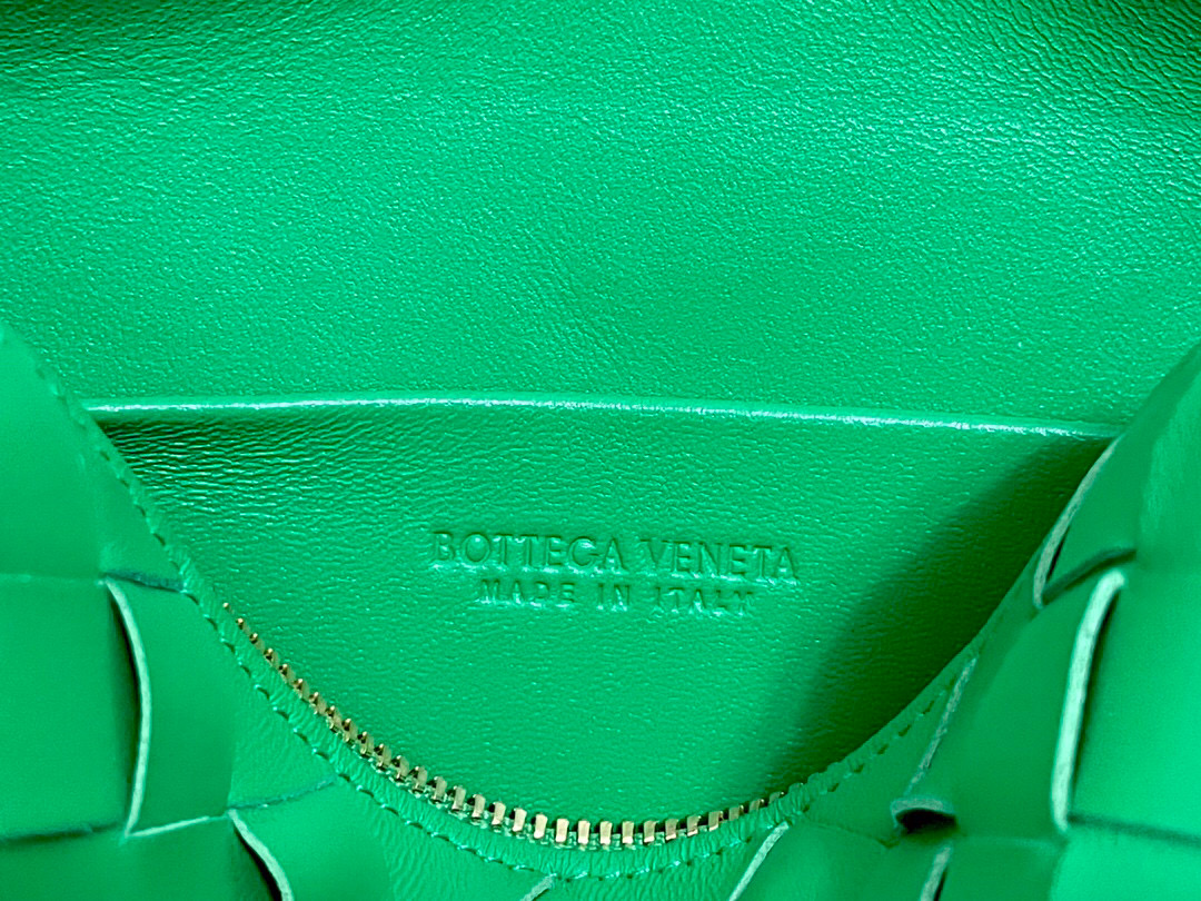 bo*te*ga Ve*ne*ta shoulder bags