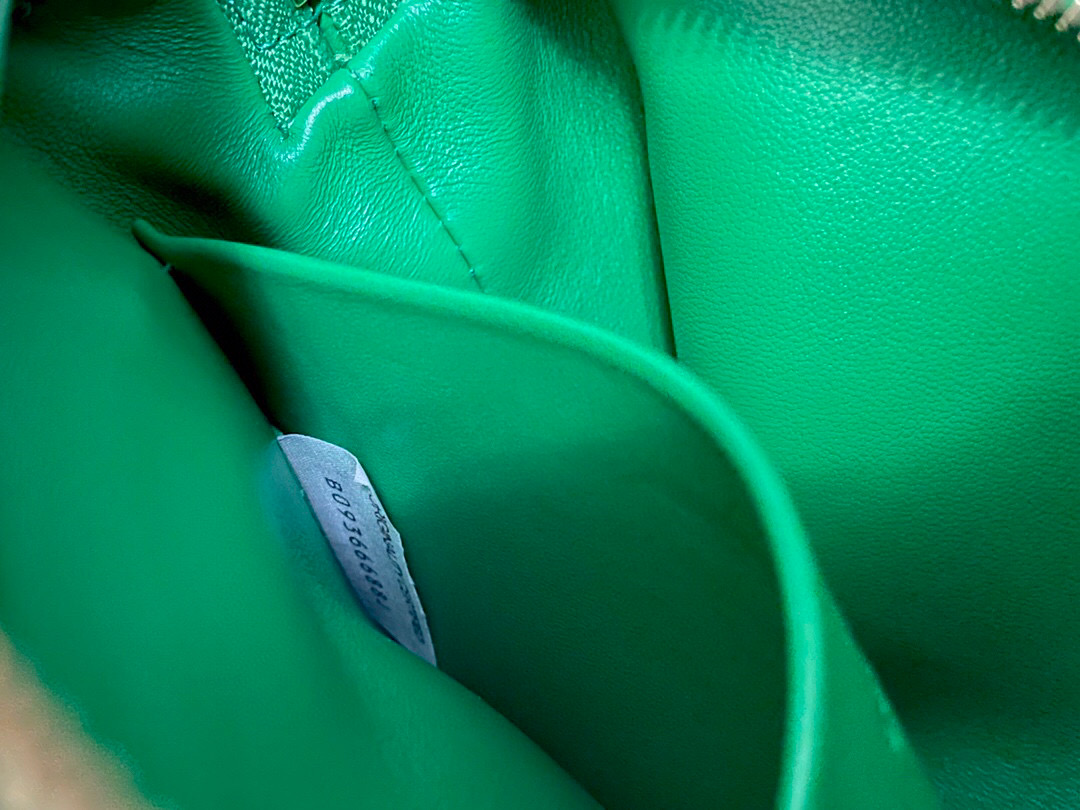 bo*te*ga Ve*ne*ta shoulder bags