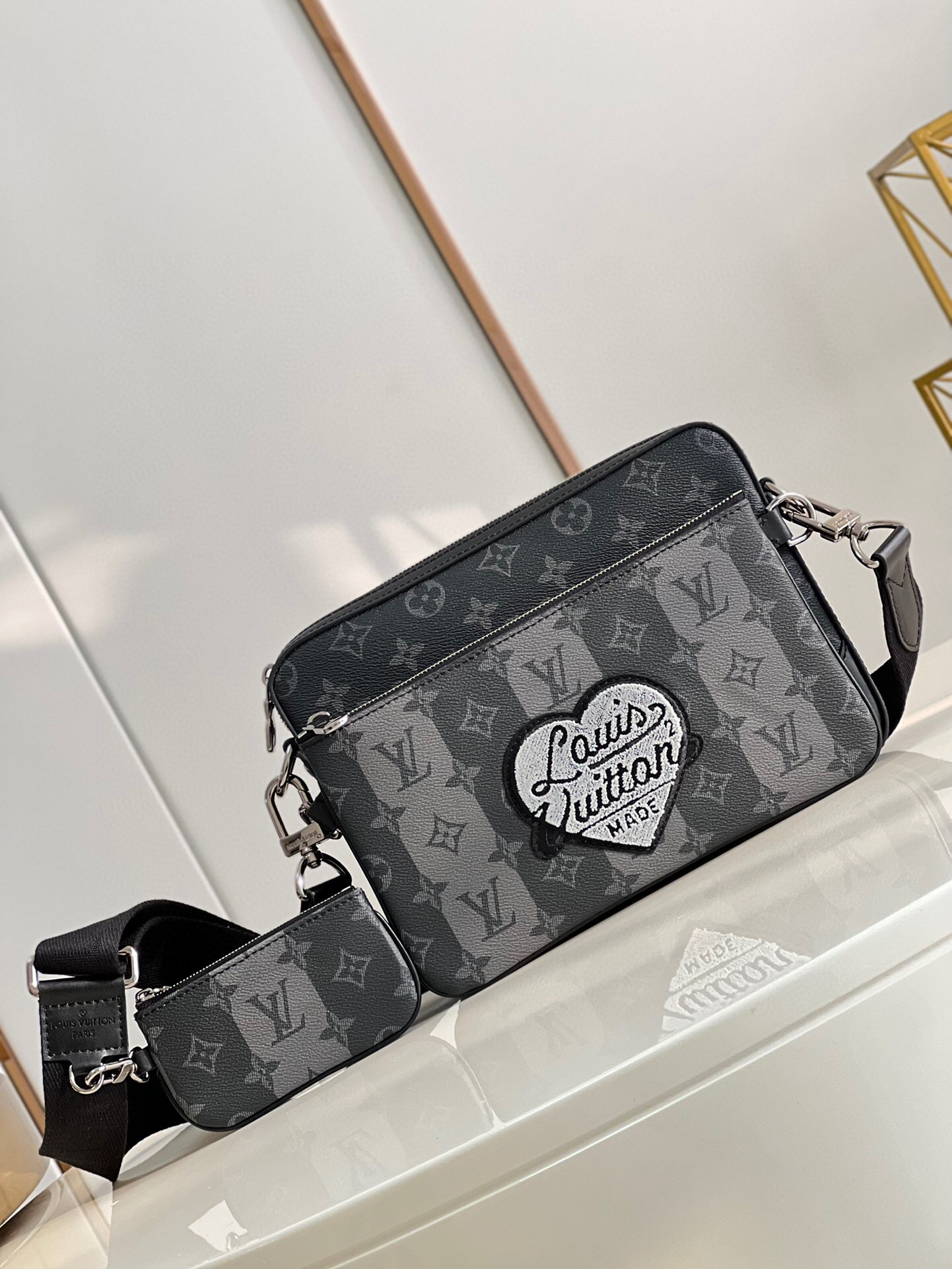 l**is V*t*n trio messenger bag