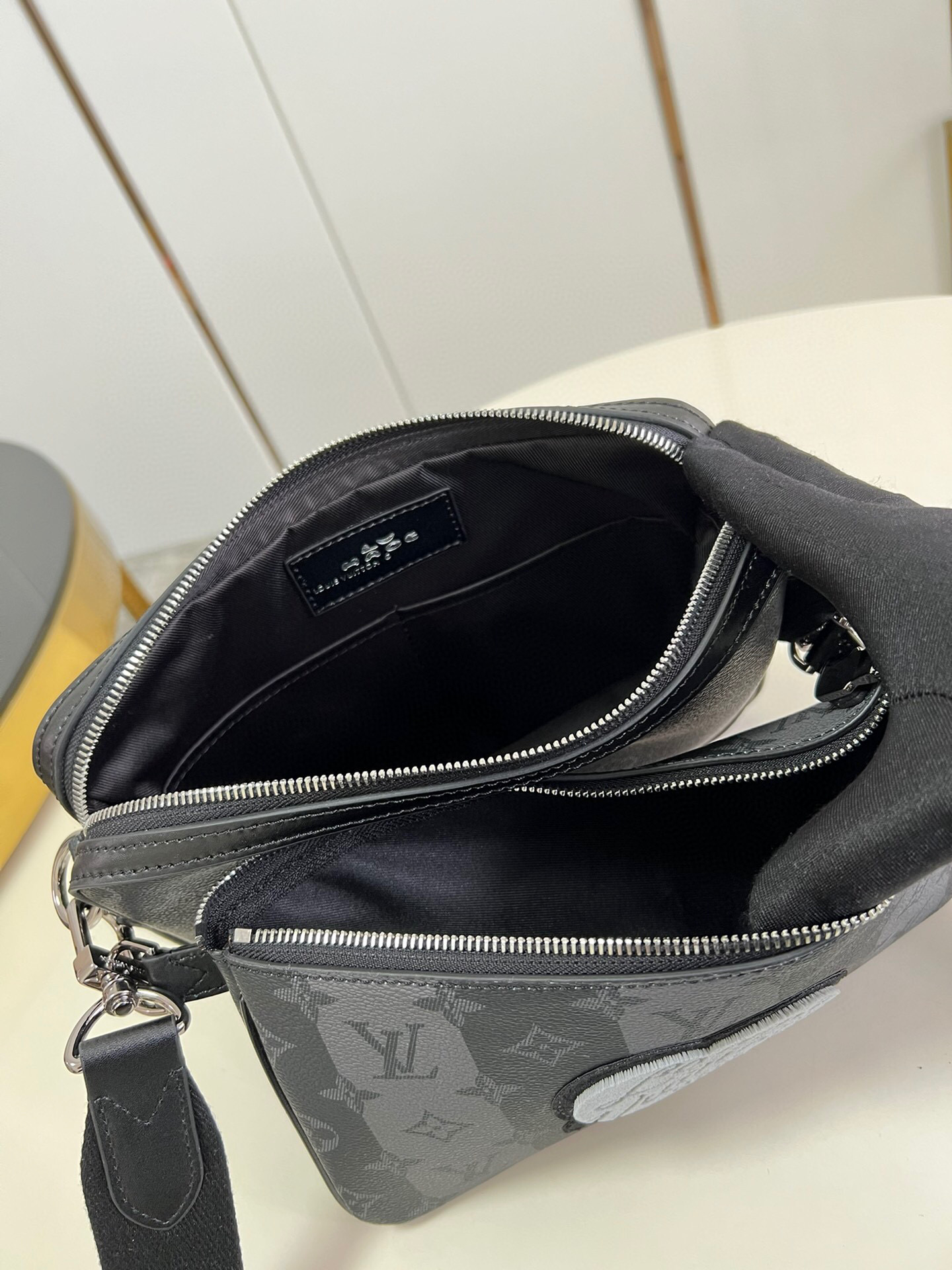 l**is V*t*n trio messenger bag