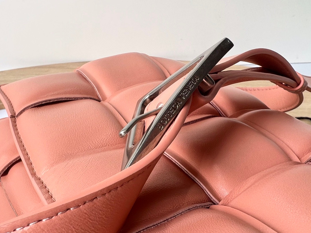 bo*te*ga Ve*ne*ta padded cassette