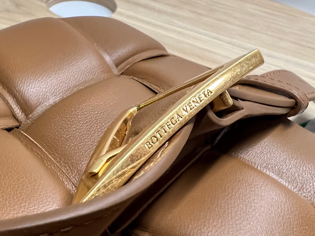 bo*te*ga Ve*ne*ta padded cassette